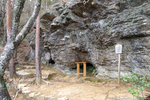 高熊山の岩窟